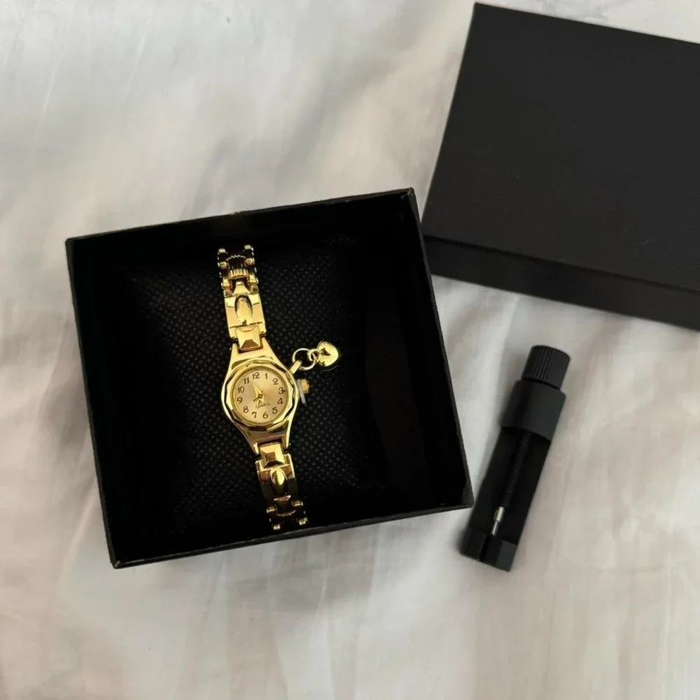Sku:0346 vintage vibe gold mini watch + in‎ a gift box They fit any hand size